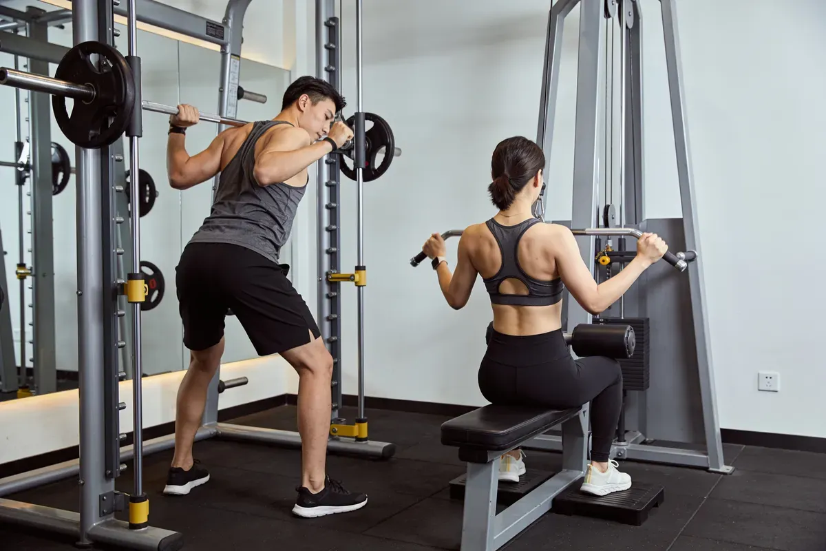 Rowing barre vs tirage horizontal : Quel exercice pour le dos ?