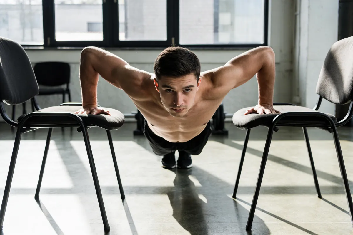 Dips entre deux chaises : Technique et muscles sollicités ?