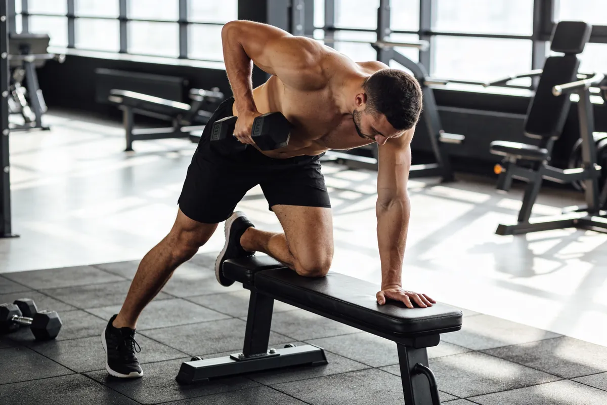 Rowing haltère un bras : Technique parfaite pour un dos musclé ! - article musculation Gym Studio