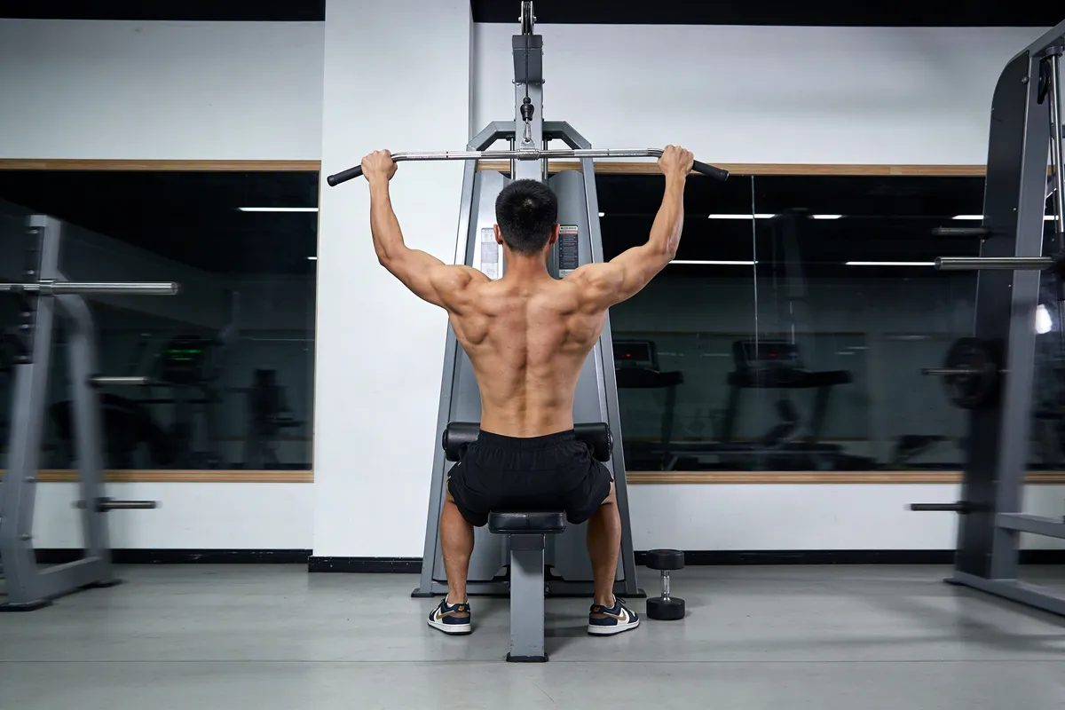 Tirage vertical vs traction : Le duel dos complet ? Découvrez le meilleur !